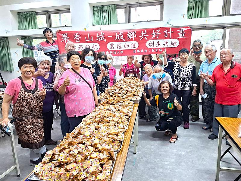 朝陽科大休閒事業管理系USR團隊攜手地方長輩，在東勢上城社區手作1,700份柑橘堅果酥，分送獨居長輩十分暖心。