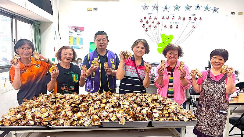 為了推廣農村在地食材，朝陽USR團隊透過手作柑橘堅果酥的活動，實踐「吃在地、食當季」的低碳理念。