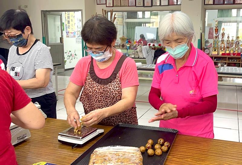 朝陽USR團隊利用品質無虞的農產格外品，教導社區民眾創造當地農村特色糕點，並兼顧高齡化社會飲食需求，頗受好評。