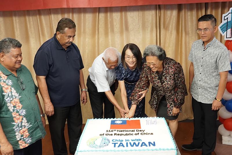 黎大使與帛琉北大酋、南女王、參議長Hokkons Baules、國務部長Gustav Aitaro、帛琉台灣商會李會長志偉共同切蛋糕，慶祝我國114年國慶。