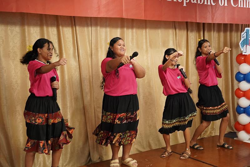 為呼應本年「Chip in with Taiwan」主題，並慶祝我國於世界棒球12強賽奪冠，及帛琉國家棒球隊於「2025太平洋小型運動會」奪金之喜悅，本館發揮創意，邀請帛琉高中華語班學生演唱改編版「臺灣尚勇」。