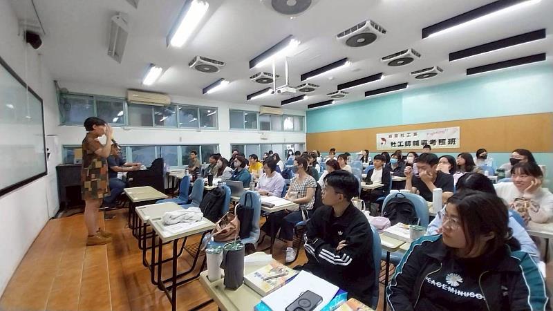 嘉藥社工系輔導考照班幫助同學順利取得社工師資格