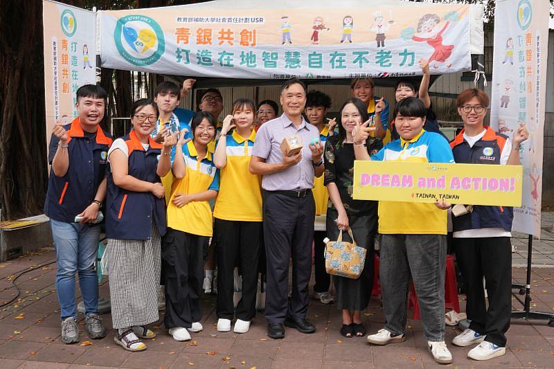 南臺科大黃能富校長參與學生社群博覽會活動體驗，並與「活力高齡Go」學生社群合影留念。