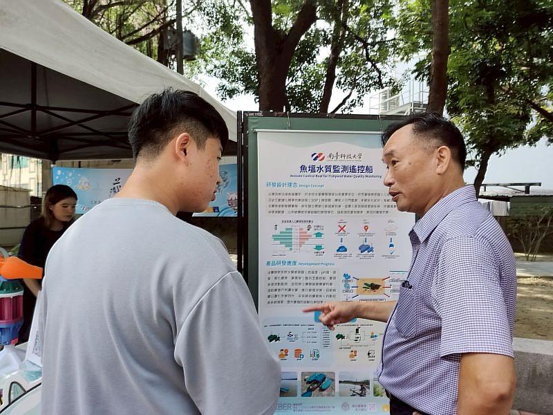 南臺科大「風狂實驗室」學生社群團隊向校長介紹魚塭場域水質監測遙控船的設計構想。