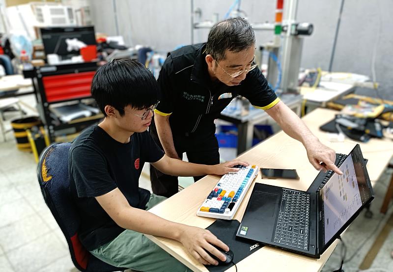 北分署訓練師(右)專業指導,協助張庭嘉(左)勇奪全國技能競賽金牌並順利晉身國手