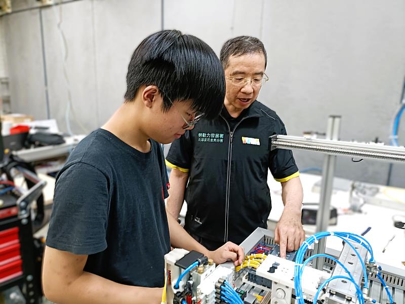 北分署培訓選手張庭嘉,以技職實力淬鍊夢想,取得工業4.0職類國手資格,挺進亞洲技能競賽