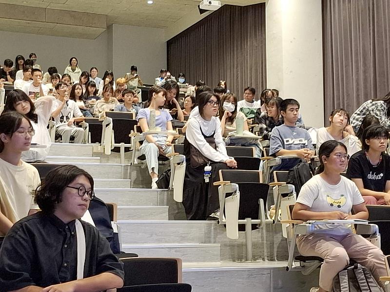 學生詢問歐陽講師籌備音樂節相關問題