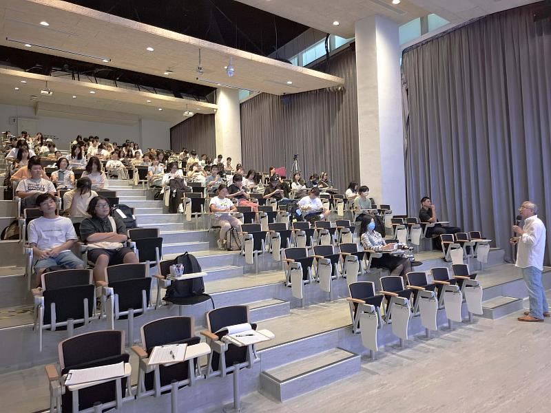 歐陽總經理向學生分享音樂節籌辦的秘辛與挑戰