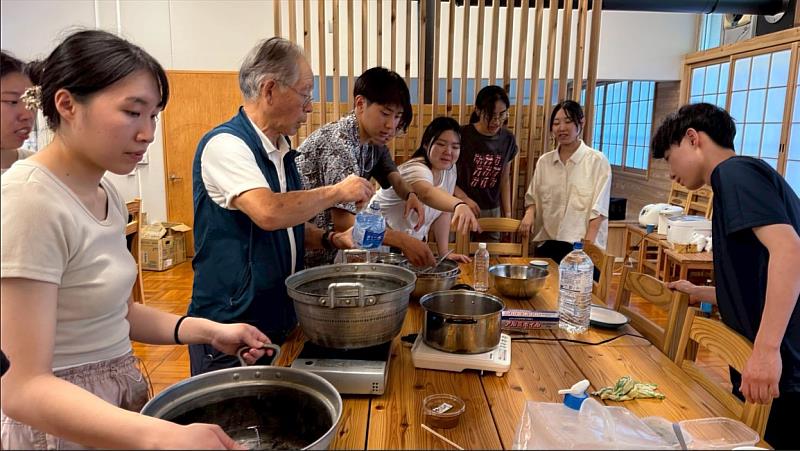 團隊於日本奈良川上村與當地居民一同開發在地農產品，促進地方農業復興