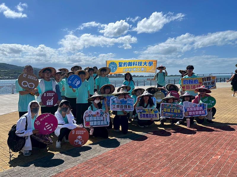 師生齊聚金色水岸廣場合影,以大橋與藍天為背景,象徵走入社區、共創永續未來。