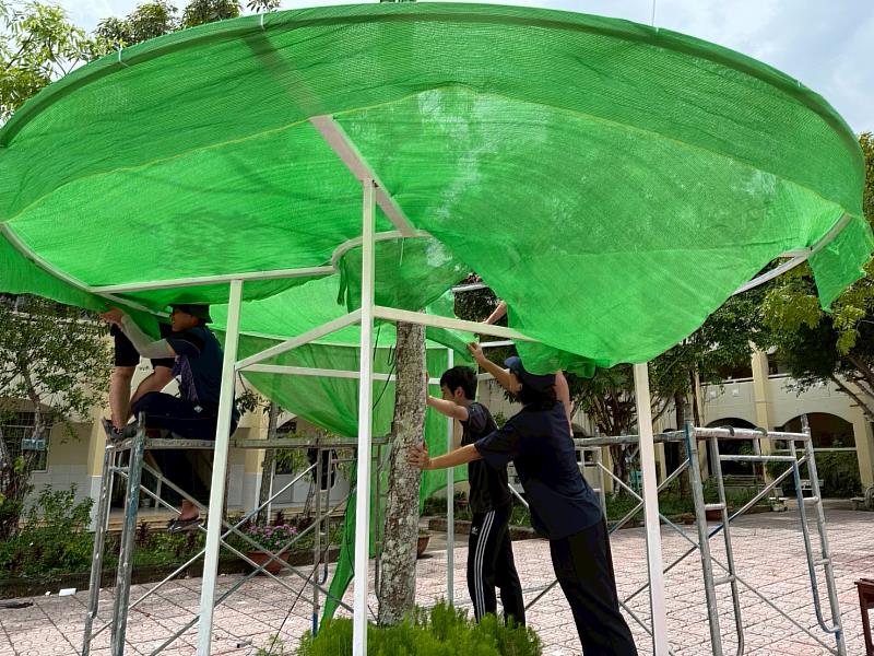 團隊於越南Long Tuyen 2國小設置戶外閱讀角落，供孩童於校園有更多學習空間
