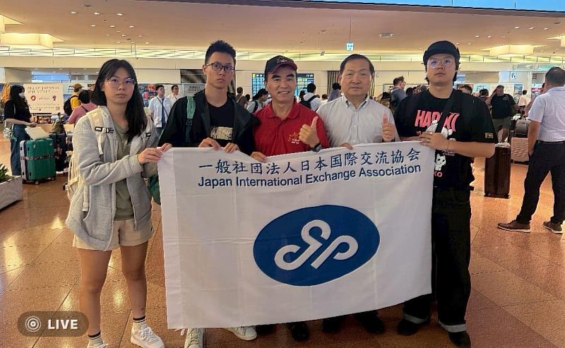 鄭富貴老師(左3)帶領餐管系學生到達日本機場,與日本交流協會馮彥國前校長(右2)合影