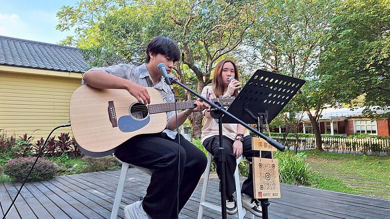 藝術學院學生樂團、校友與專業表演者輪番登場，活動結合音樂、環保與創意，展現藝術與永續共融的新風貌。