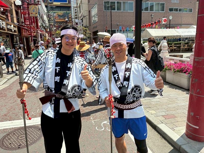 餐管系陳詮昌同學(左1)參加日本祭典的山車渡御活動