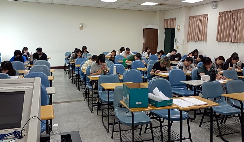 亞大社工系同學，認真參與社工師證照班。