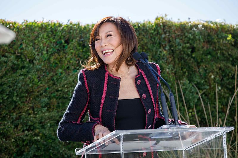 二、以《無盡的控訴》獲金球獎的監製楊燕子（Janet Yang）。
