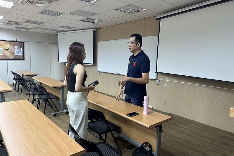 南大創新育成中心課後交流時段，學員與講師探討行銷策略與創業經驗