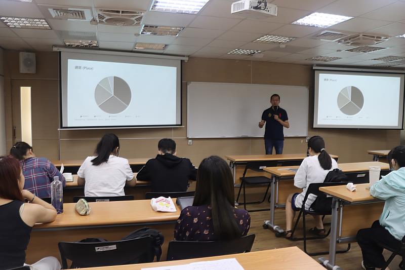 南大同學專注聆聽課程內容，學習行銷策略與市場分析的核心概念。