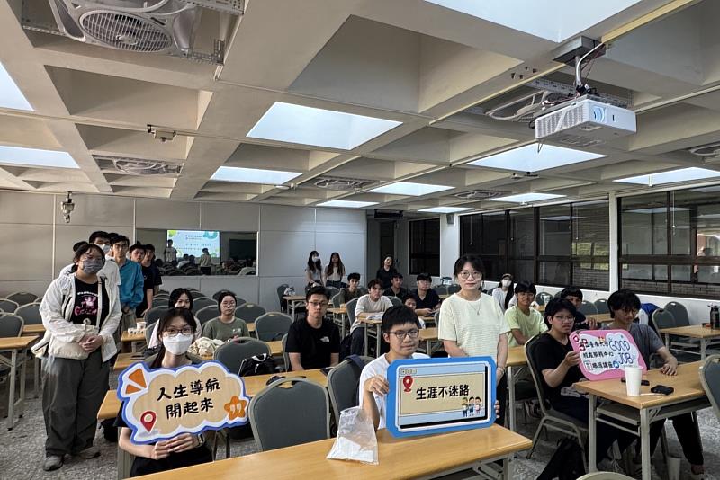 南大校友服務中心持續推動勞動教育與職涯準備活動，協助學生建立正確勞動觀念，迎向友善且具保障的就業環境。