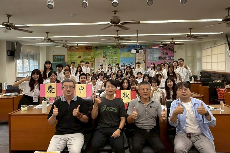 南大教育學系師資生於新南國小與魏萬能校長、郭主任交流中秋活動心得，展現教育薪傳與節慶關懷的溫度。
