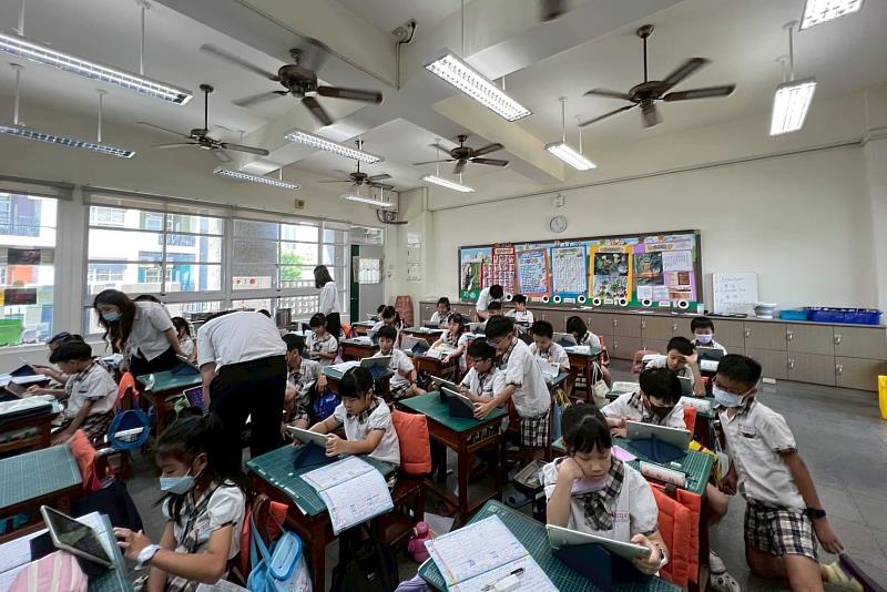 南大教育學系師資生於新南國小課堂觀課與協助教學，透過實作歷練強化教學互動與現場應變能力。