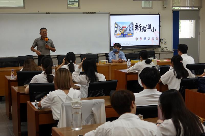 新南國小魏萬能校長勉勵南大教育學系師資生勇於實踐理想，並期許未來成為具熱忱與專業的教育工作者。