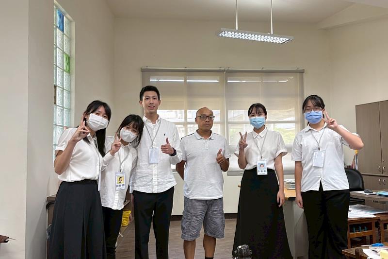 南大教育學系師資生與新南國小教師進行班級經營與教學經驗交流，體現教育傳承與夥伴共學精神。