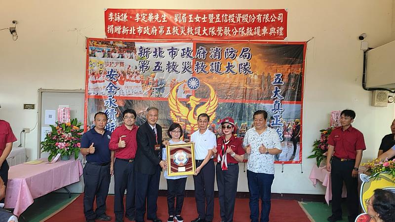 消防局張易鴻主秘回贈由臺灣陶瓷藝術家張美雲老師創作的「瑞鳳吉祥」作品給予捐贈者