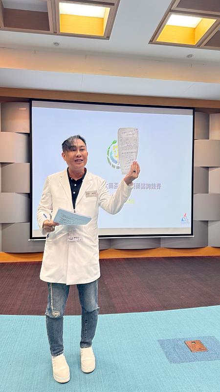 李建立副教授於課堂上傳授藥學知識。