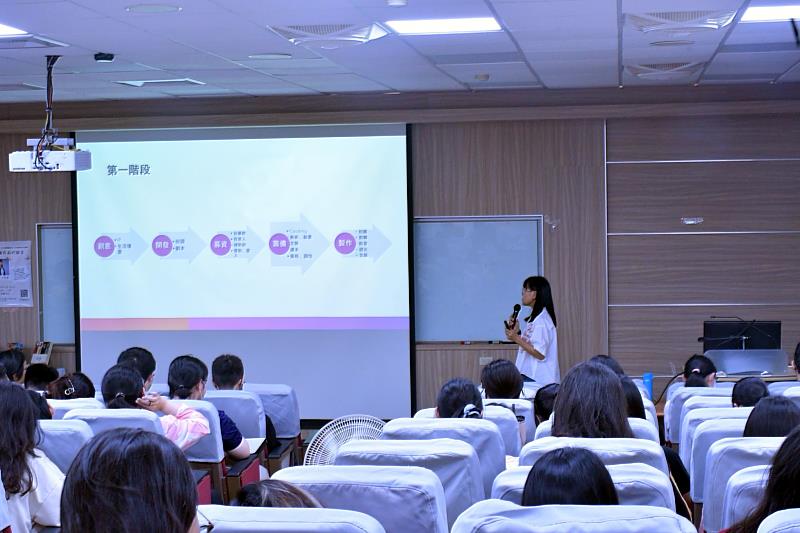 南華大學文學系邀請資深媒體人王莉茗蒞校演講，分享豐富經驗並講述文學作品影視化的過程。