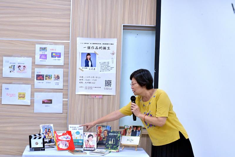 南華大學文學系邀請資深媒體人王莉茗蒞校演講，鄭幸雅主任介紹王莉茗講師歷年參與作品。