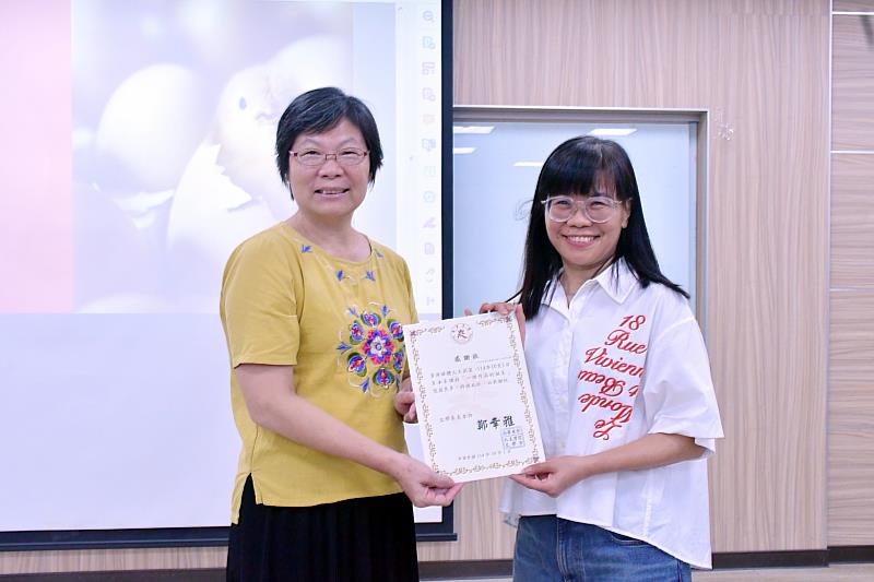南華大學文學系邀請資深媒體人王莉茗（右）蒞校演講，鄭幸雅主任（左）致贈感謝狀。