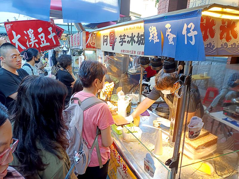 光點假日市集香氣四溢，美食攤位前人潮滿滿，歡笑與香味構成鶯歌最熱鬧的節慶風景。