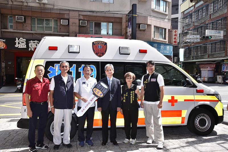 永福企業以鑰匙模型代表捐贈消防局救護車（圖左3：新北市政府消防局局長陳崇岳）