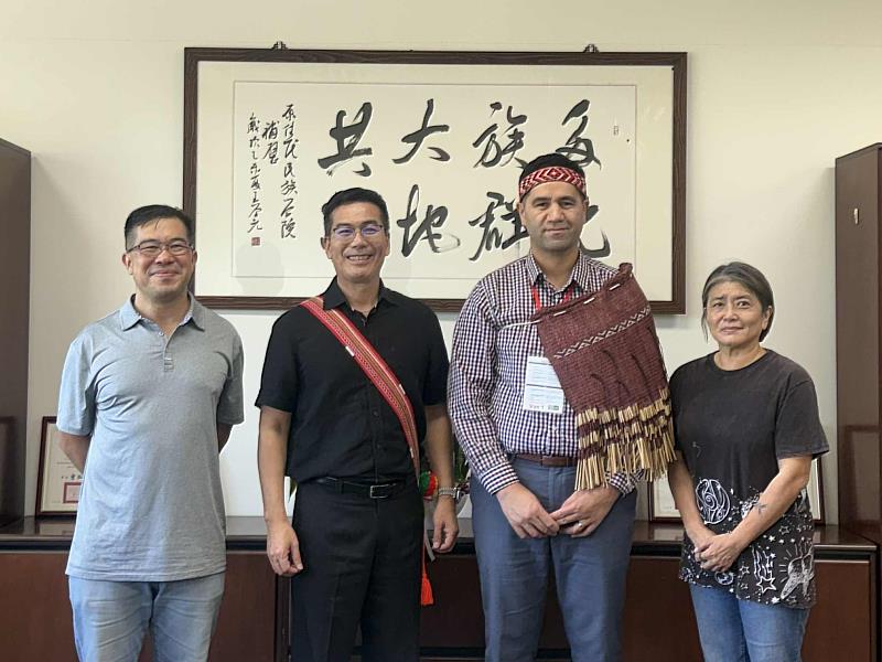 東華大學熱情接待紐西蘭毛利經濟與文化專家 Ben Matthews(左起:李宜澤主任、石忠山副校長、講者Ben Matthews、謝若蘭主任)