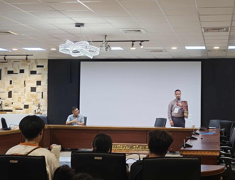 Ben Matthews（右）為東華在校師生講述毛利食物主權議題，族群關係與文化學系李宜澤主任（左）擔任主持人。