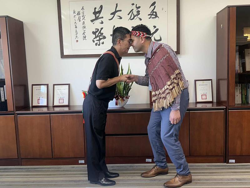 Ben Matthews與石忠山副校長以毛利傳統碰鼻禮hongi相互問候。
