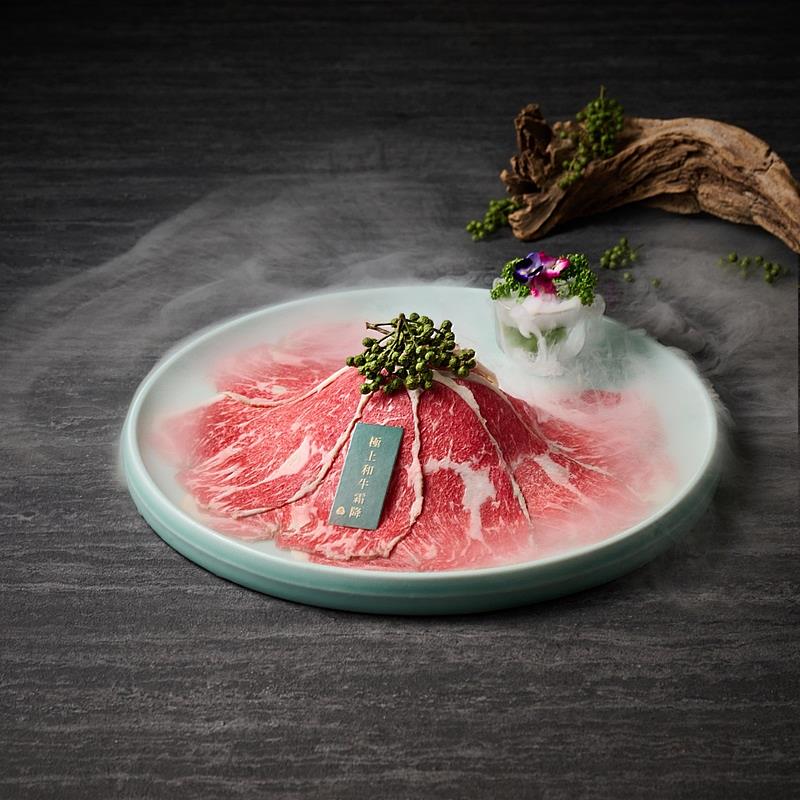 青花驕品牌月開跑，即日起到11/30，單筆消費滿2,000元，憑指定畫面贈極上和牛霜降。
