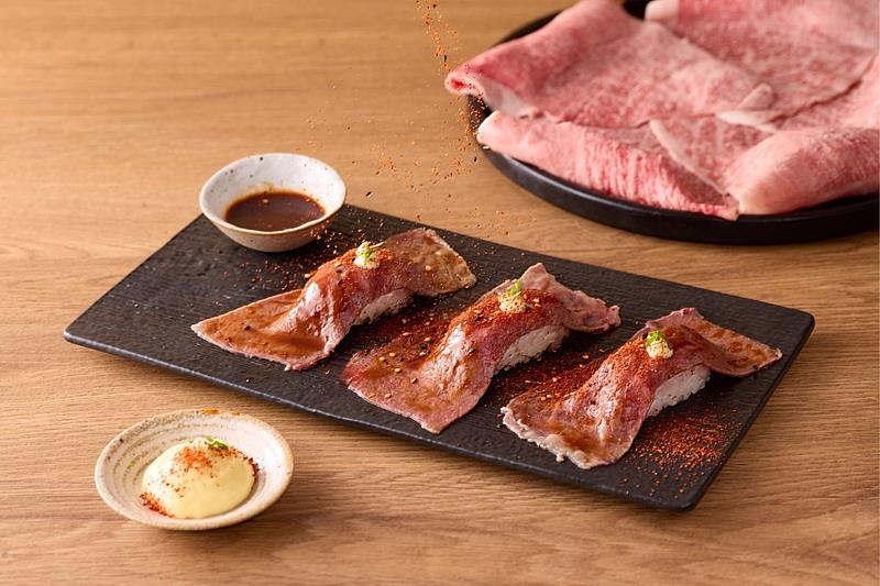 和牛涮辛香炙燒和牛壽司，以關西照燒醬汁為底，佐微辣胡麻醬，溫潤中帶點辛香。