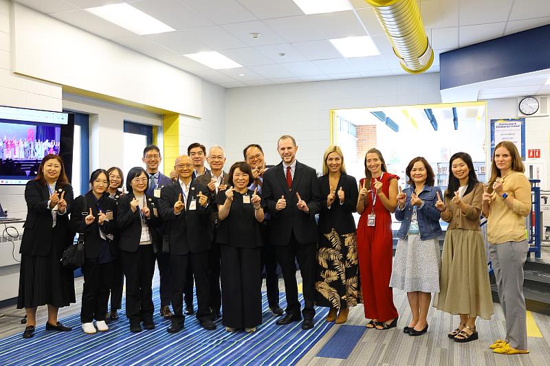 嘉義市政府團隊與參訪學校校園長合影