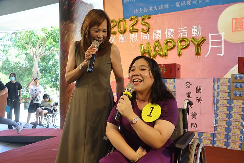 明慧與媽媽首次同台歌唱