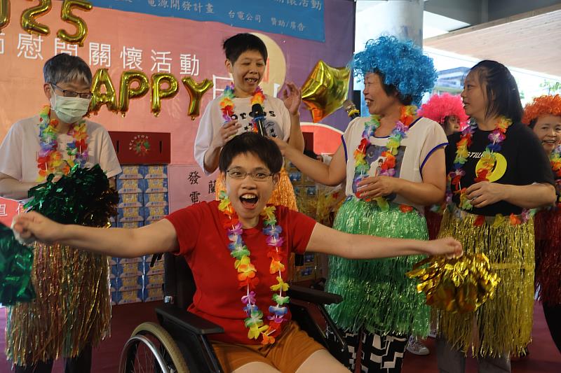 院生精心準備吸睛夏威夷風裝扮，台上開心表演