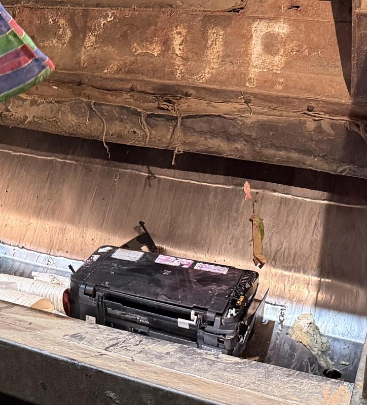 整台印表機丟進垃圾車，嘉義縣環保局稽查傻眼