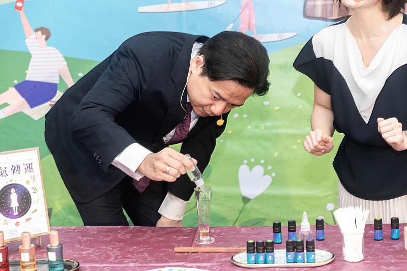 代理市長邱臣遠調製象徵戀愛甜蜜氣息的「風城戀愛香氛噴霧」