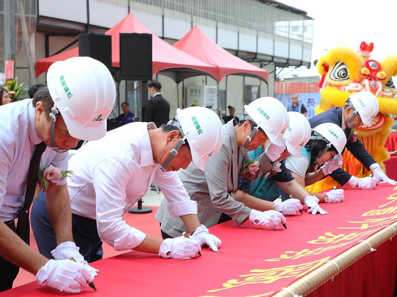 長庚醫科馬稠後產業園區新廠房舉行上樑典禮