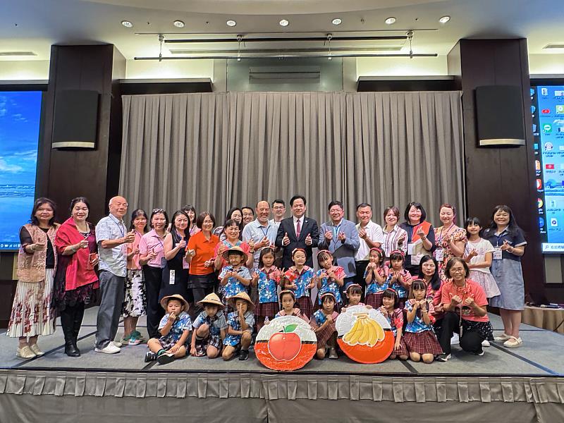 特別邀請「新竹市邱金墩客家童謠文化推廣協會」，帶領佳佳幼兒園12位學童演唱客語童謠