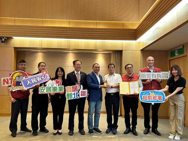 消防局於今（8）日市政會議中，由局長陳崇岳率業務單位及協力團隊台研國際股份有限公司將此榮耀獻給市府。