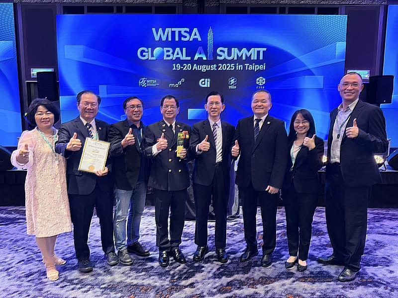 市長侯友宜表示，新北市EMIS在國際舞台屢獲佳績，2023年摘下Gartner政府服務創新獎全球首獎及雲端物聯網創新獎的卓越應用獎，2024年再獲ASOCIO數位政府獎，此次2025年再度抱回WITSA智慧城市獎殊榮，象徵新北市在災害管理層面已建立從資料整合、情資判識到行動指揮的系統化能力與持續精進機制，並以開放合作的態度分享經驗，成為國際智慧防災的重要參考。