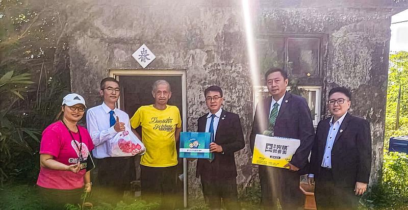 有巢氏房屋暨台慶不動產北區經管會與華山基金會志工走訪長者家庭,將物資與月餅禮盒交付長輩手中(永慶房產集團提供)