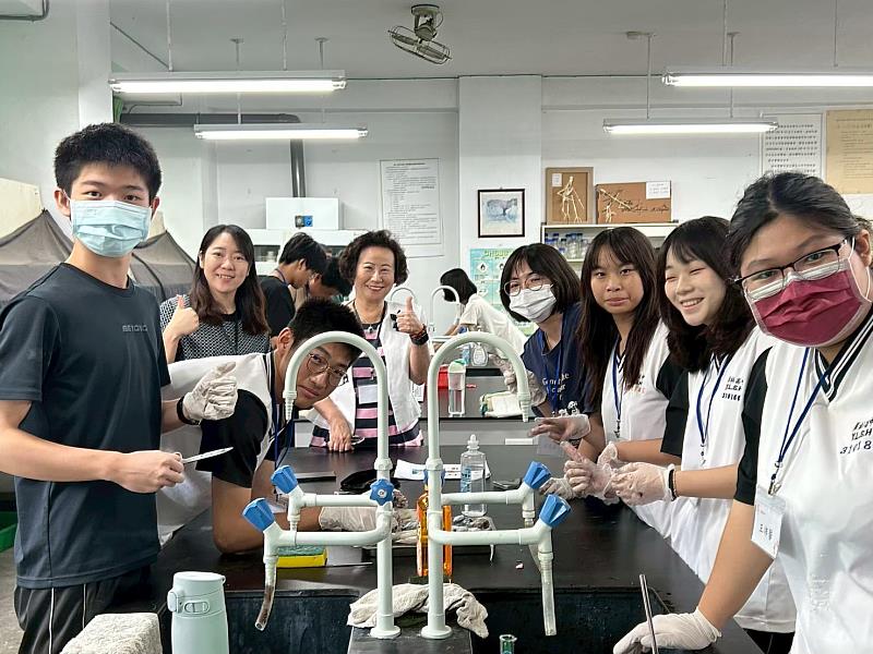 中山醫大講座教授洪瑞兒（中）與營隊學生合影。